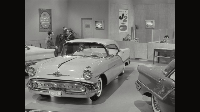 美国MS汽车销售人员在汽车展厅与客户交谈视频下载