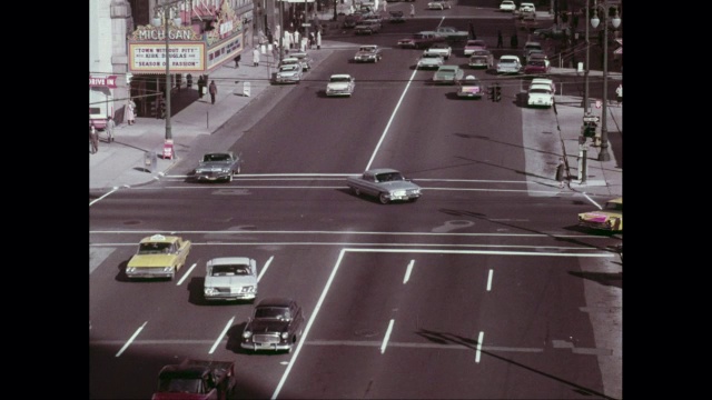 美国密歇根州底特律市，路过密歇根州电影院的车辆视频素材