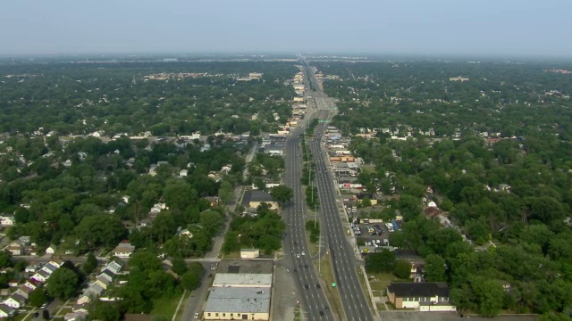 底特律和郊区黑兹尔公园，被8英里路分隔。视频素材