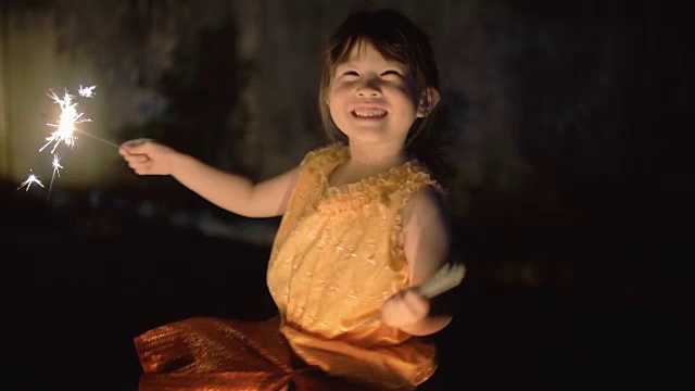 小女孩穿着泰国裙子和一个闪闪发光的loi kratong节日视频素材