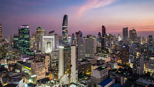 泰国曼谷市中央商务区:白天到晚上的延时视频素材