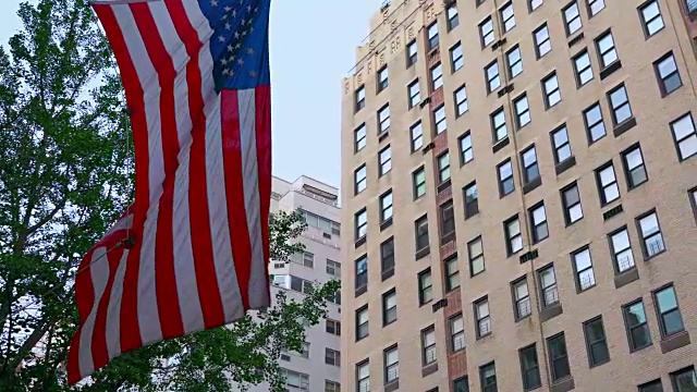 美国国旗和城市建设背景视频素材