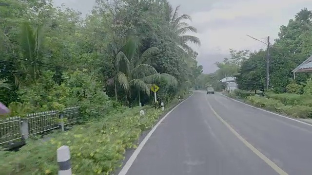 稳定拍摄的外部视图从前面的汽车行驶在泰国的乡村道路视频素材