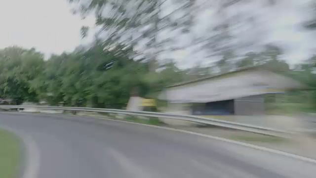 在泰国乡村公路上行驶的汽车前面的外景时间流逝视频素材