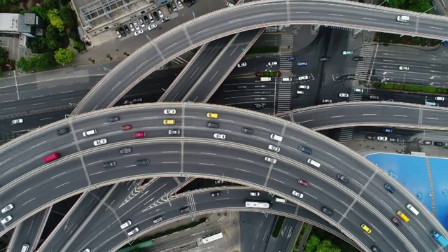 无人机在上海南浦大桥上空飞行视频素材