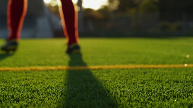 球场足球的特写镜头;足球运动员把球踢出框外视频下载