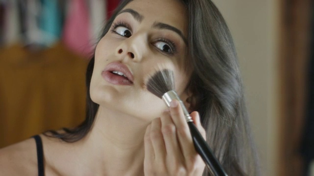 近距离的女人使用化妆刷刷腮红/雪松山，犹他州，美国视频素材
