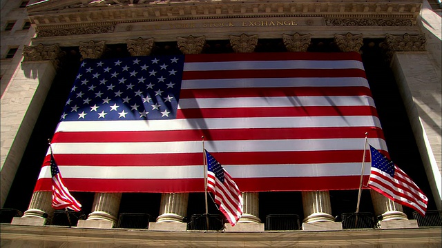 低角度广角大美国国旗在纽约证券交易所视频下载
