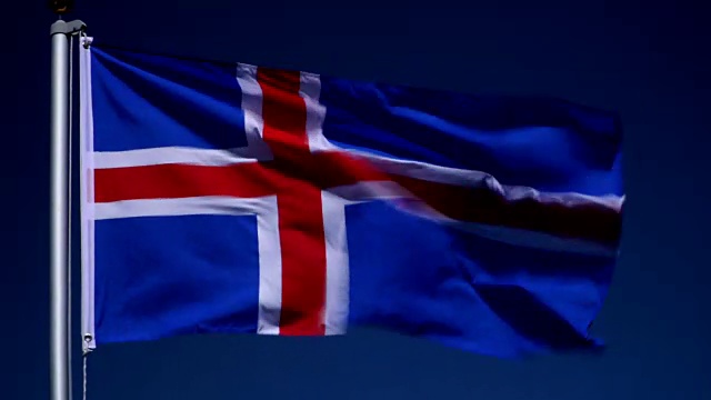 4K:蓝天户外旗杆上的冰岛国旗(冰岛)视频素材