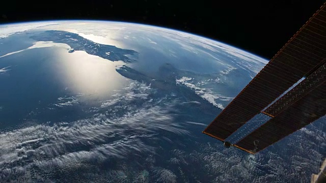 行星地球或蓝色星球从国际空间站美丽的景色。当飞越新西兰上空时减速视频下载