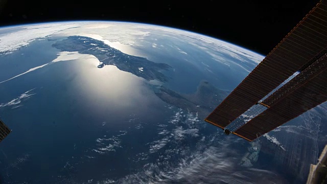 行星地球或蓝色星球从国际空间站美丽的景色。飞越新西兰视频下载