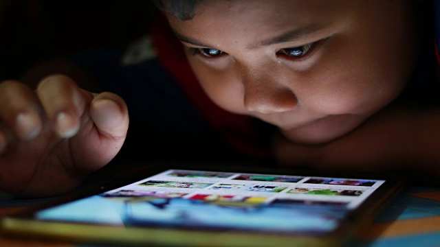 亚洲小男孩使用数码平板电脑视频素材