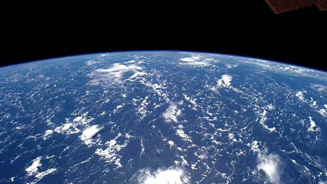 太空探索，从国际空间站看到的地球。海岸线，阳光反射和云。视频下载