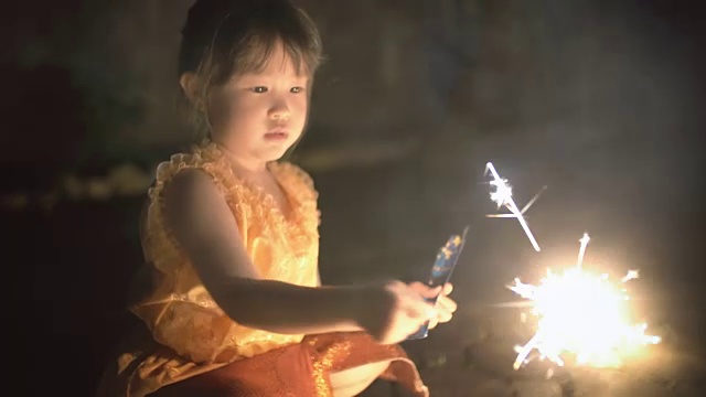 小女孩穿着泰国裙子和一个闪闪发光的loi kratong节日视频下载