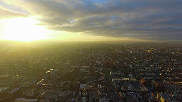 一个反向空中建立的墨尔本城市扩张的镜头。视频素材