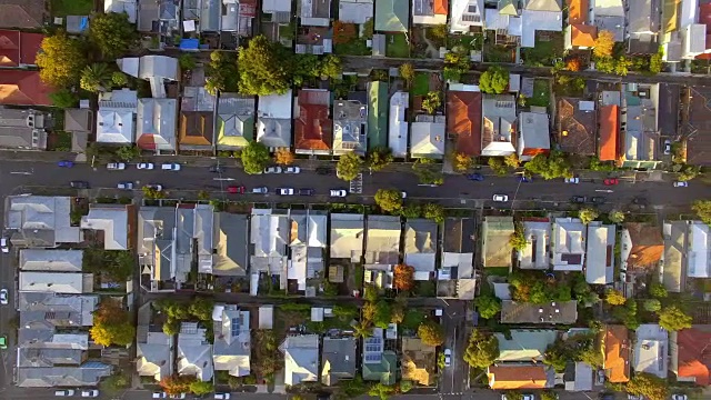 鸟瞰典型的澳大利亚城市郊区。视频素材
