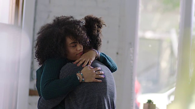 年轻女子在咖啡厅给男友一个长久的拥抱。视频下载