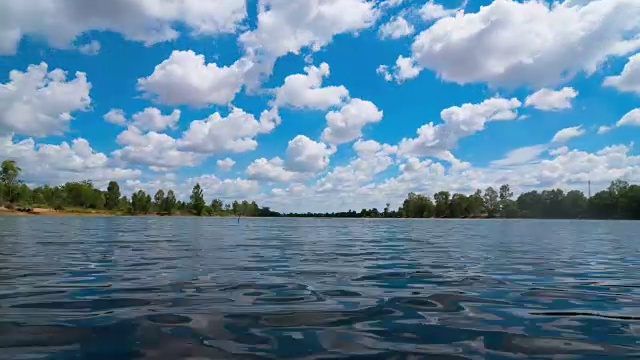 云从河上掠过视频下载