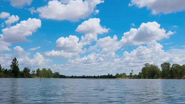 云从河上掠过视频下载