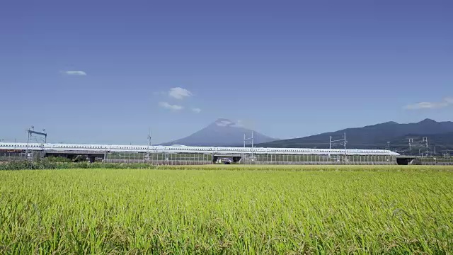 新干线从富士山前面经过视频素材