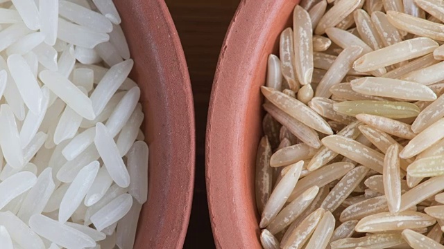 宏白米和糙米并列比较。重要的碳水化合物食品视频下载