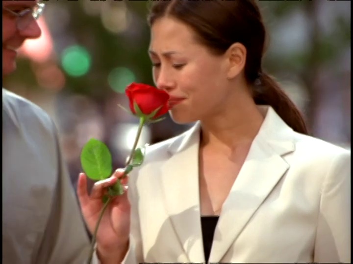 男人递给女人一朵长茎玫瑰后，女人看起来很高兴。视频素材