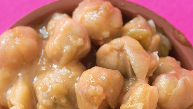 鹰嘴豆或豆类的好处:把煮熟的谷物放大，看起来很美味。高营养素食视频下载