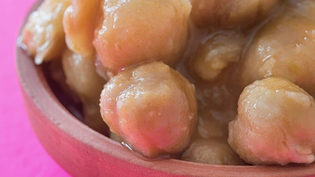 鹰嘴豆或豆类的好处:在小盘子里可以放大煮熟的谷物。高营养素食视频下载