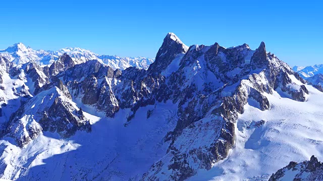 白雪皑皑的山峰(阿尔卑斯山最高的山峰)视频下载