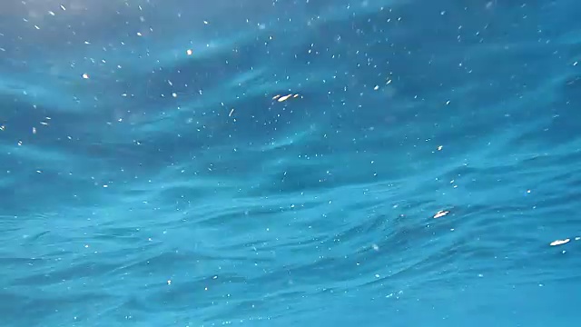 泰国安达曼海，在海浪下仰望水面，阳光洒落。视频下载
