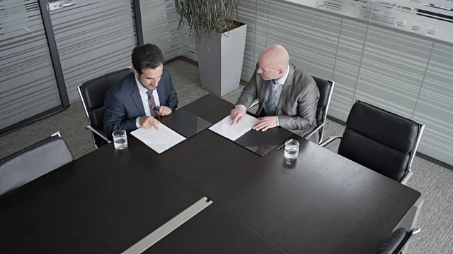 两个商人在会议室里签订合同视频下载
