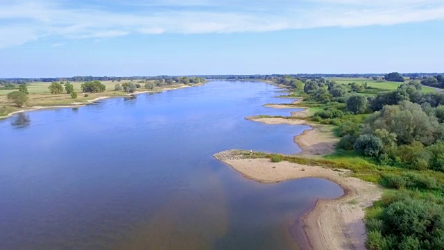 德国下萨克森州生物圈保护区“Niedersächsische Elbtalaue”和易北河鸟瞰图视频购买