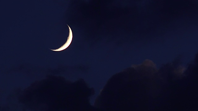 夜空中的新月和逼近的云视频素材