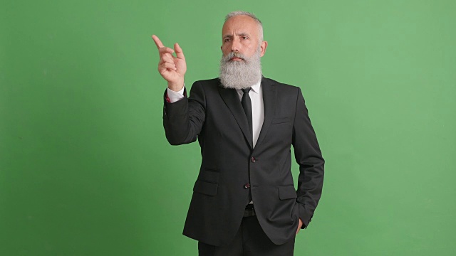 长着胡子的成年人把手放在绿色屏幕上的一个空间拷贝上视频素材