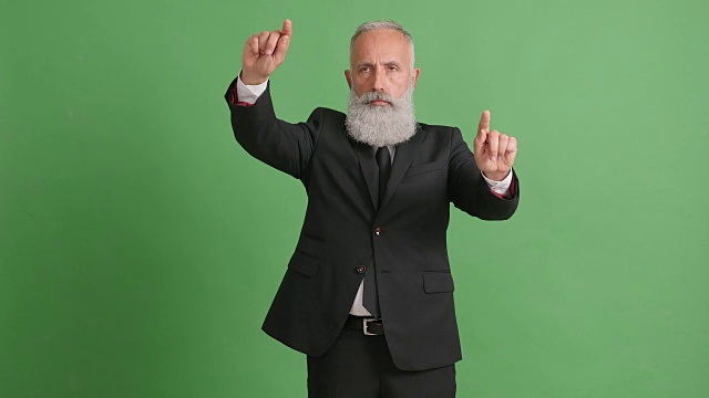 长着胡子的成年人把手放在绿色屏幕上的一个空间拷贝上视频素材
