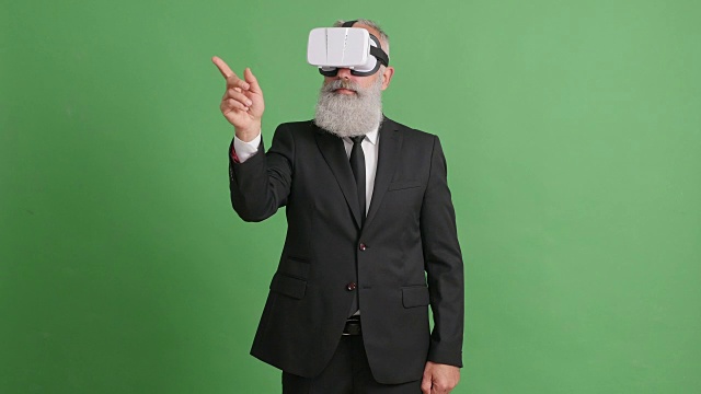 戴着虚拟现实眼镜的大胡子大人在绿色屏幕上视频素材