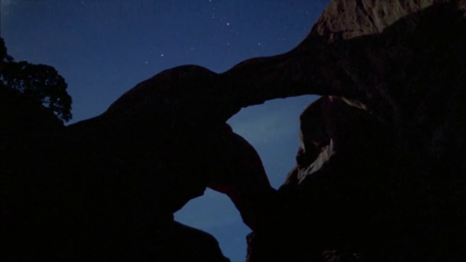 在犹他州的拱门国家公园里，星星在双拱岩石形成的上空移动。视频素材