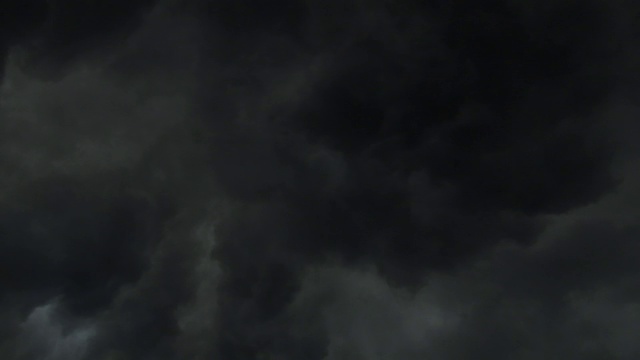 黑暗的乌云在天空中聚集，马达加斯加视频下载