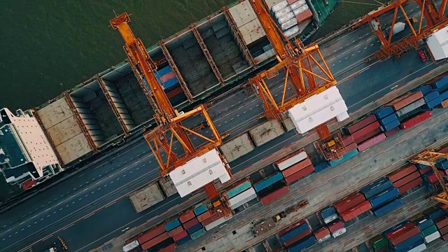 工业港口与集装箱船，鸟瞰图视频素材