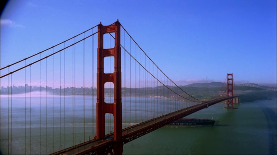 乌云在旧金山金门大桥上快速移动。视频素材