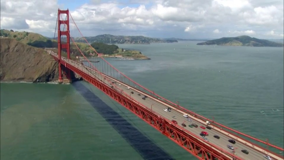 交通通过金门大桥横跨旧金山湾。视频下载
