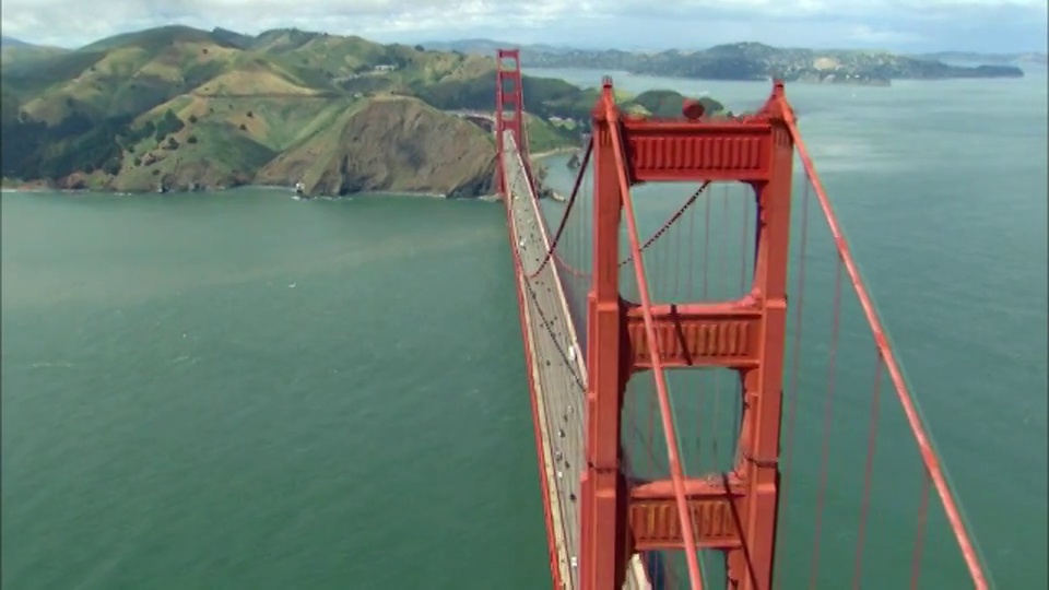 交通通过金门大桥横跨旧金山湾。视频素材