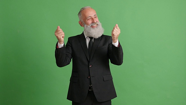长着胡子的成年商人在绿色背景上显示拷贝空间视频素材