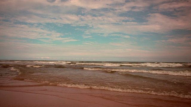 海浪冲击着宁静荒凉的海滩视频素材