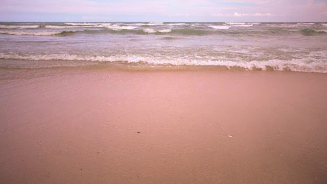 海浪冲击着宁静荒凉的海滩视频素材