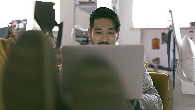 日本男子使用笔记本电脑(慢镜头)视频下载