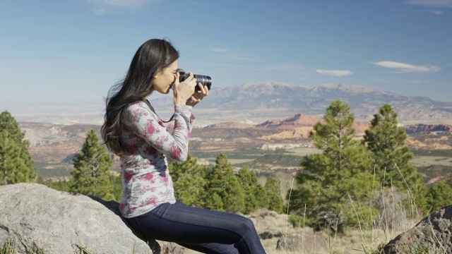 在沙漠/博尔德，犹他州，美国妇女摄影中速镜头视频下载