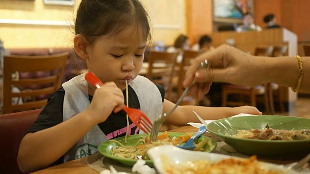 亚洲小女孩吃意大利面视频素材