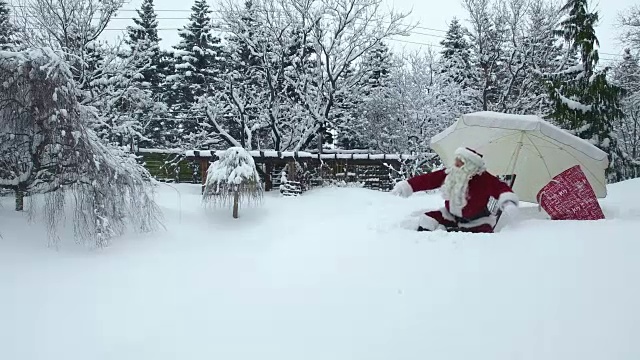 室外圣诞老人有乐趣冬季后院游泳池边视频素材
