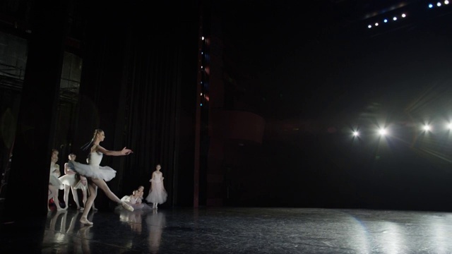 宽慢动作平移镜头芭蕾舞演员跳跃舞台/盐湖城，犹他州，美国视频下载
